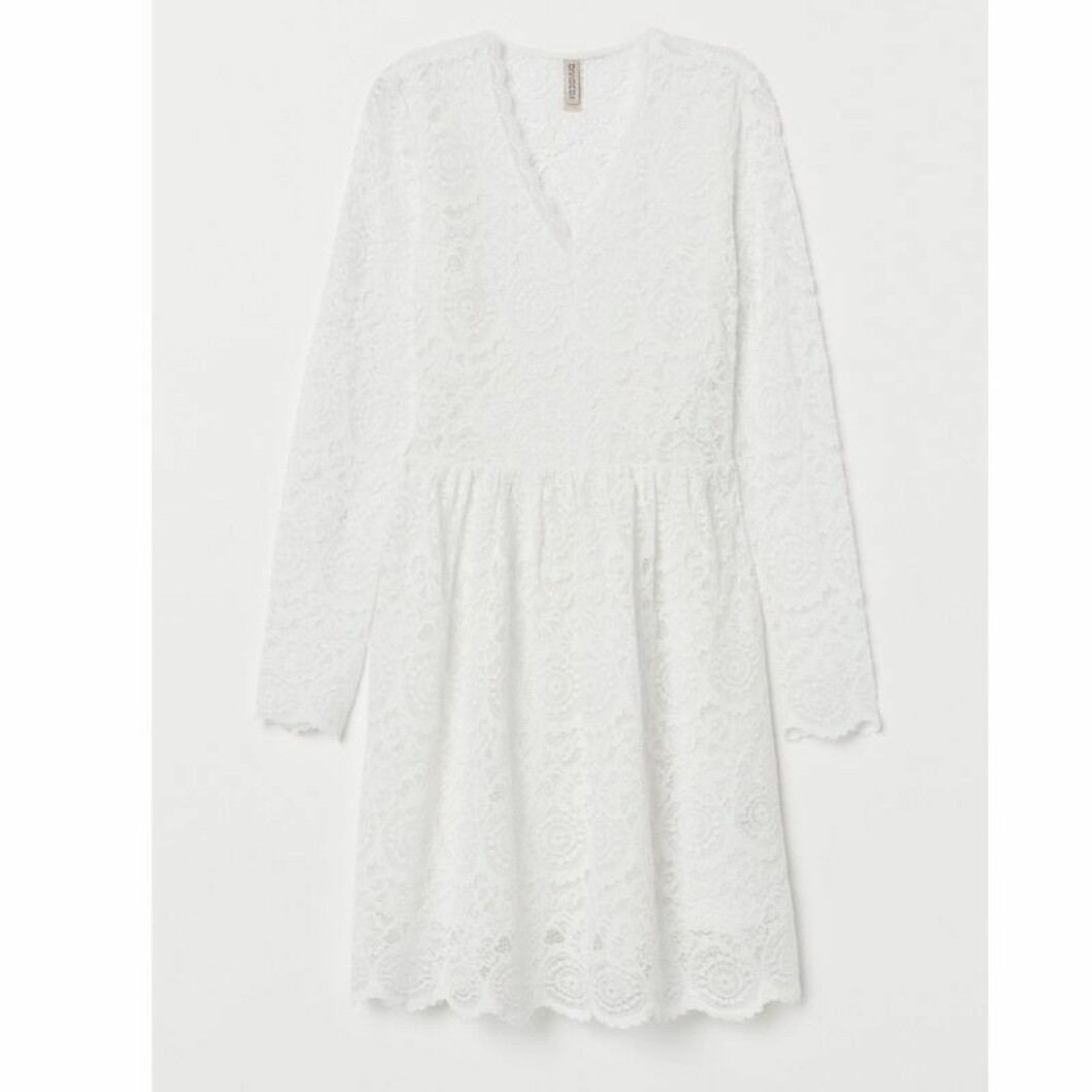 Studentklänning från H&M, <a href="https://apprl.com/al/4dXW/" target="_blank" rel="noopener">399 kronor</a>. Vit spetsklänning