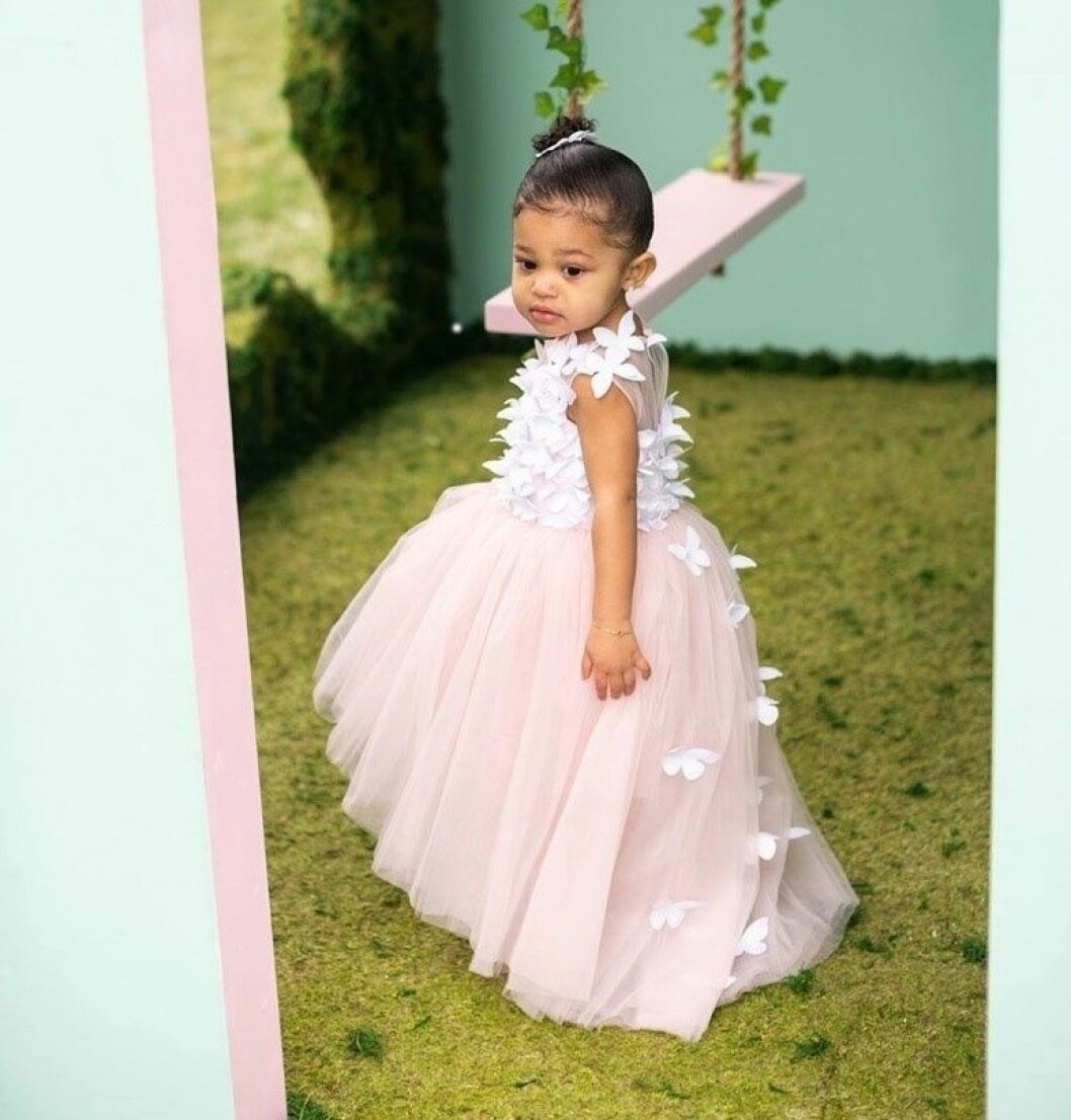 Stormi Webster är dotter till Kylie Jenner och Travis Scott. Stormi Webster i prinsessklänning
