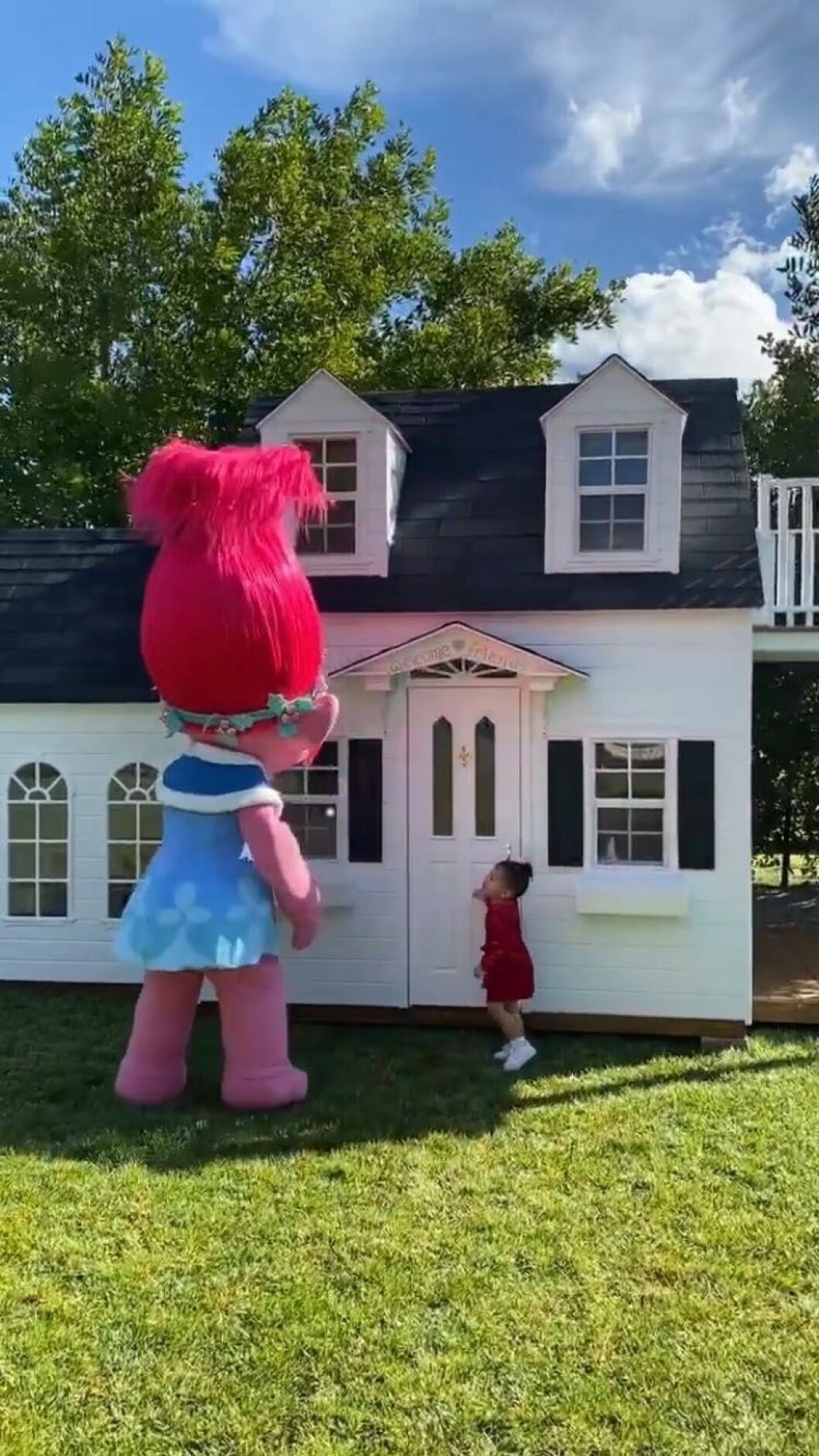 Här är den lilla lekstugan som Stormi fick i födelsedagspresent. Stormi Webster utanför sitt hus
