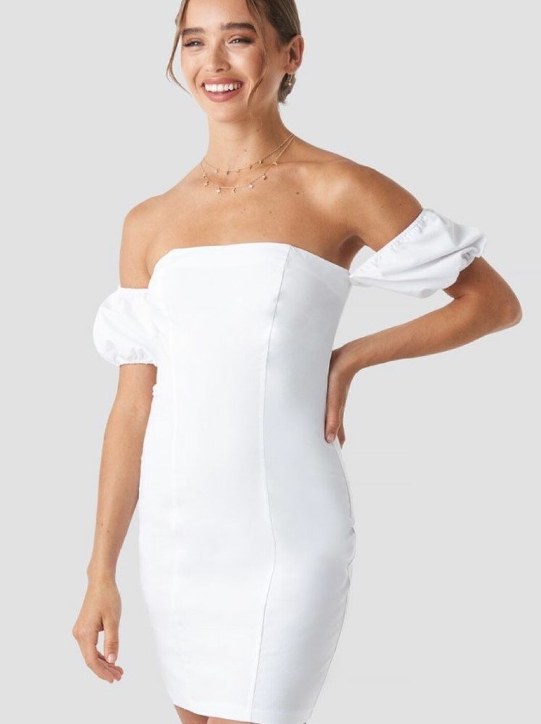 Studentklänning med off shoulder-ärmar