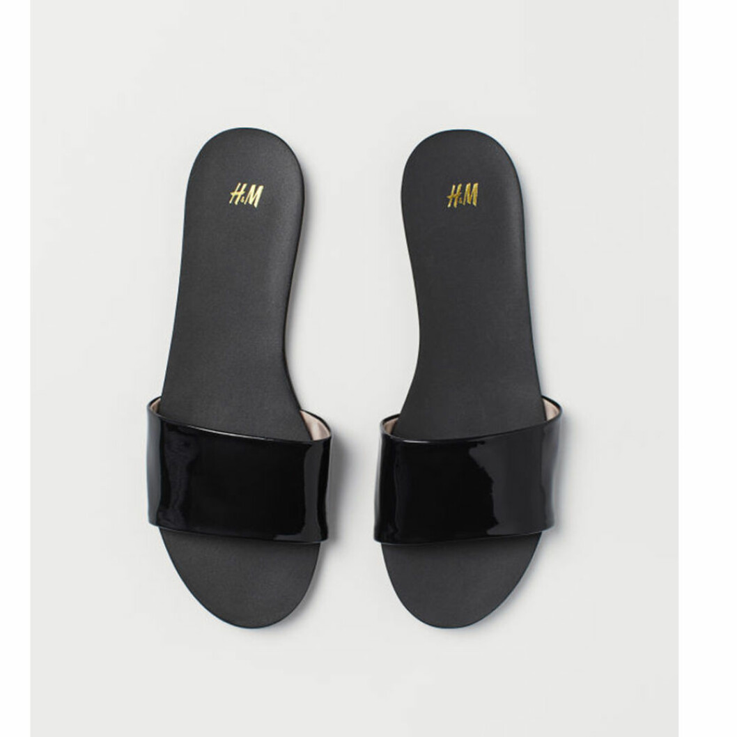 Svarta lack slip-in sandaler från H&M. <a href="https://apprl.com/al/4hyg/" target="_blank" rel="noopener">Här kan du läsa mer och hitta dem</a>. Svarta lack slip-in sandaler