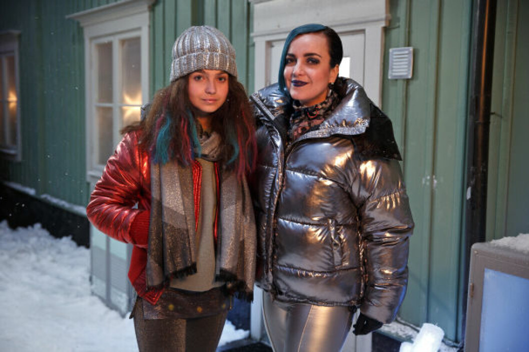 Teknikfreakfamiljen Strong: Wilma Lidén (Evin) och Shima Niavarani (Mika). Foto: Johan Paulin/ SVT Wilma Lidén (Evin) och Shima Niavarani (Mika).