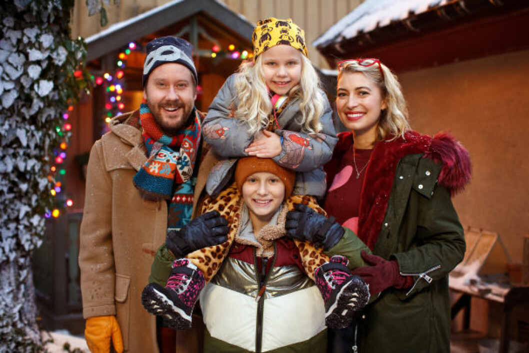 Familjen Storm: Henrik Johansson (som pappa Trond), Adrian Macéus (som sonen Leo), Maja Söderström (som dottern Vilja) och Cecilia Forss (som mamma Sanna). FOTO: JOHAN PAULIN / SVT Bild från SVT:s julkalender 2018.