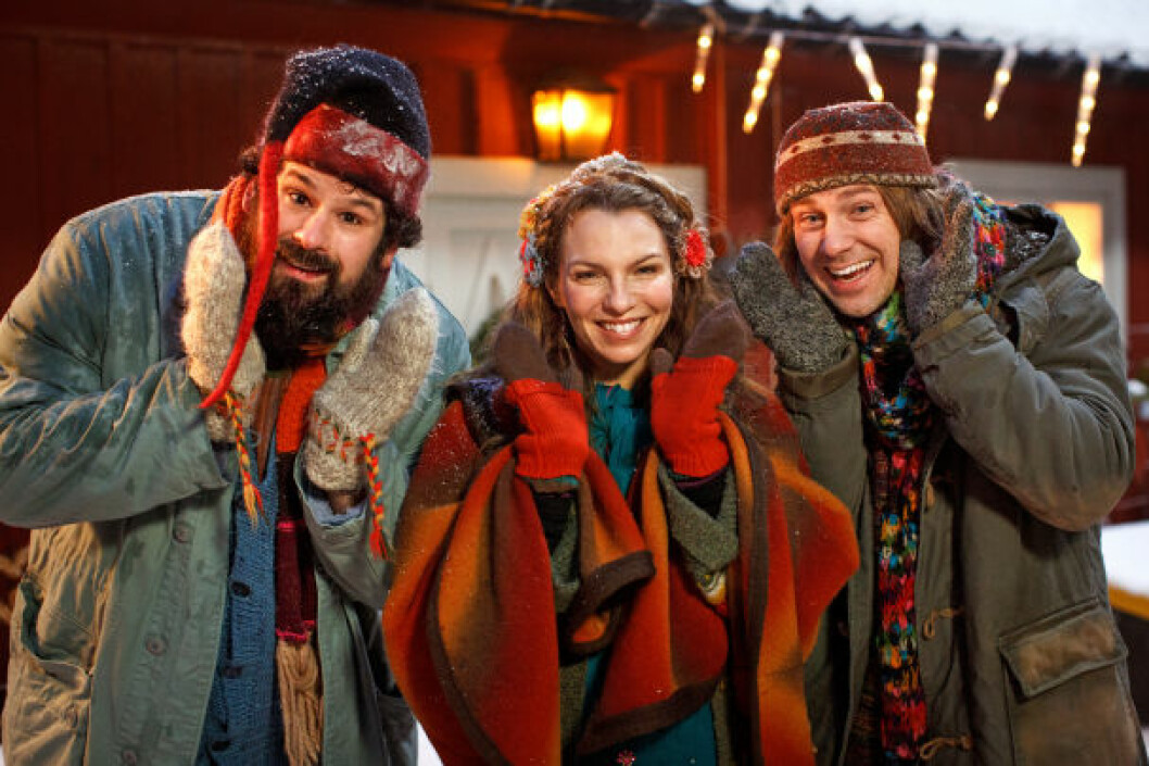 Yogafamiljen: Eric Stern (Simon), Sofia Ledarp (Malva) och Linus Wahlgren (Sten). Foto: Johan Paulin/ SVT Skådespelare i SVT:s julkalender 2018.