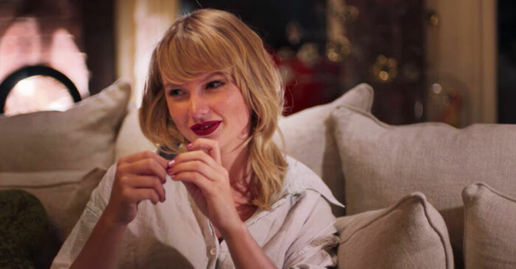 ”Vi gör inte sånt längre”, säger Taylor Swift om att klanka ner på sig själv genom att stirra på paparazzifoton på sig själv. Taylor Swift i soffan