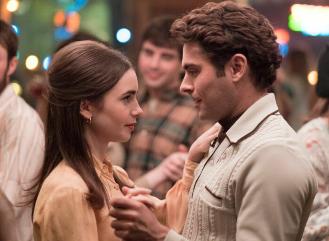 Filmen om Ted Bundy och hans flickvän Liz finns att streama på Netflix. En bild på skådespelarna Lily Collins och Zac Efron i filmen Extremely Wicked, Shockingly Evil and Vile på Netflix.