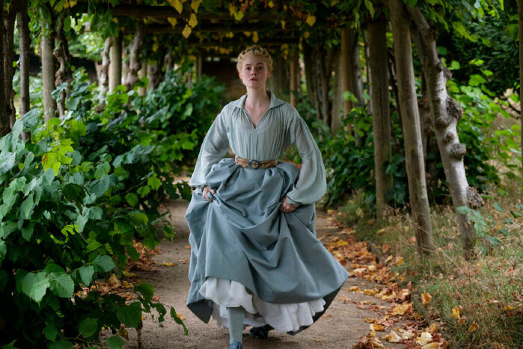 Elle Fanning spelar kejsarinnan Katarina i tv-serien <em>The Great</em>. En bild på skådespelerskan Elle Fanning i tv-serien The Great på HBO.