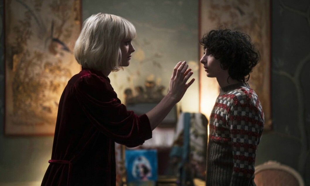 Finn Wolfhard från <em>Det</em> och <em>Stranger Things</em> spelar huvudrollen i <em>The Turning</em>. Här med Mackenzie Davis.