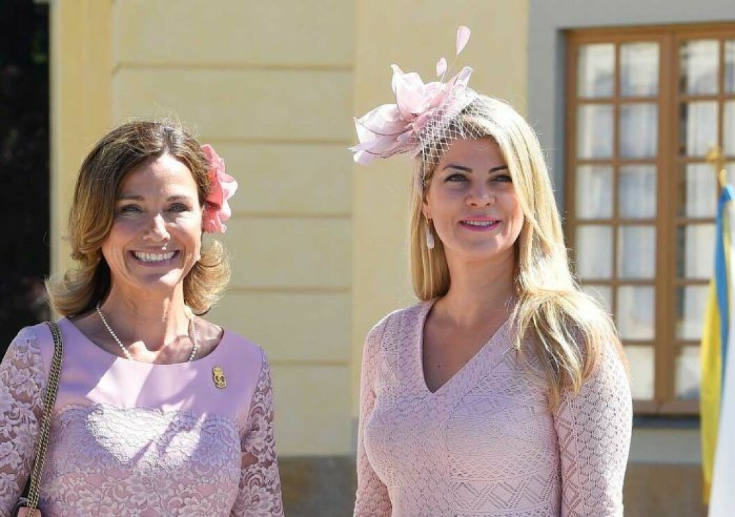 Karini Gustafson-Teixiera på prinsessan Adriennes dop i somras. Till vänster hovets informationschef Margareta Thorgren. Karini Gustafson-Teixiera på prinsessan Adriennes dop i Drottningholms slottskapell. Till vänster hovets informationschef Margareta Thorgren.