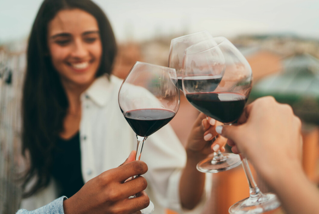 Vänner som skålar i vin