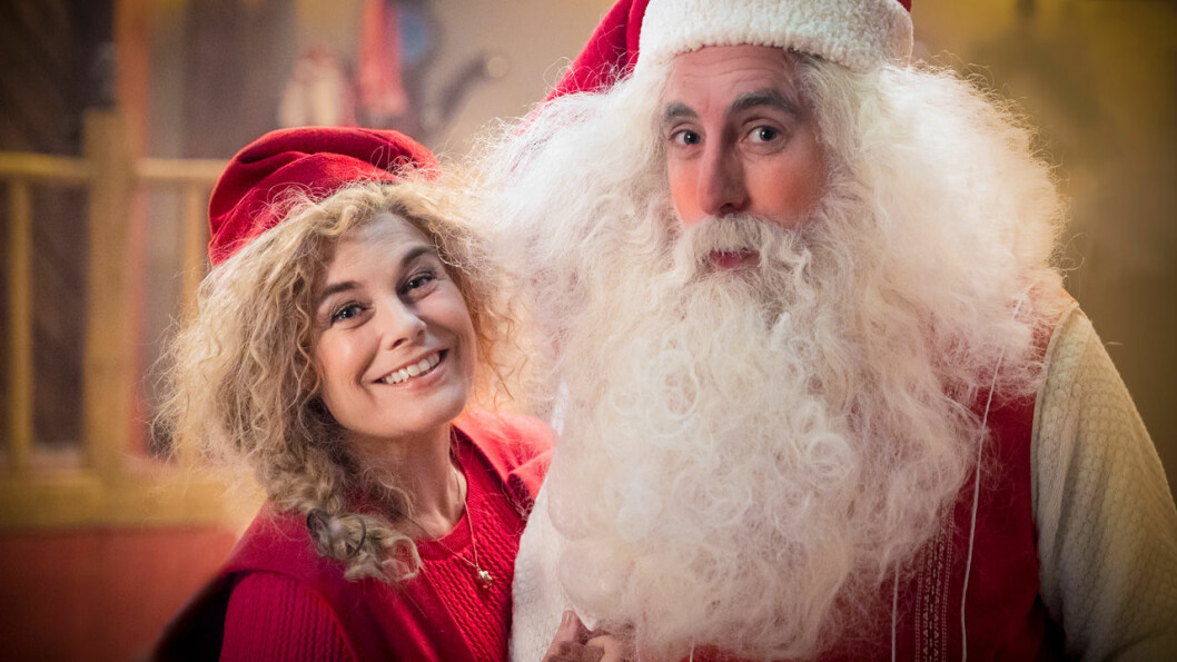 Pernilla Wahlgren som Tomtemor och Per Andersson i rollen som Tomten. Tomten och Tomtemor i julkalendern 2019