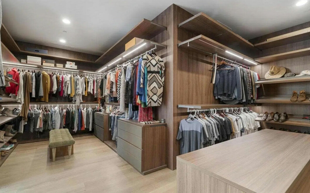 Här finns det gott om plats. Bild på Taylors walk-in-closet