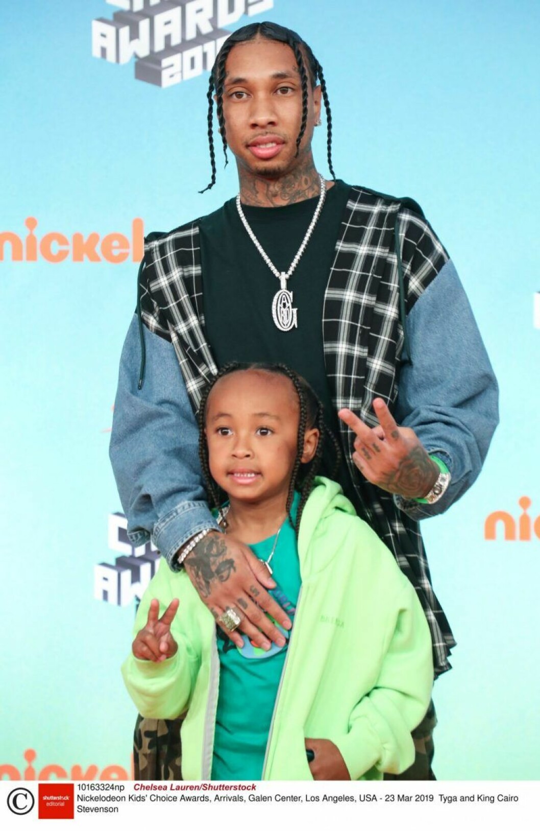 Tyga med sonen King, som han har ihop med Robert Kardashians ex Blac Chyna. Tyga står bakom sonen King och håller om honom och de båda gör v-tecken med fingrarna