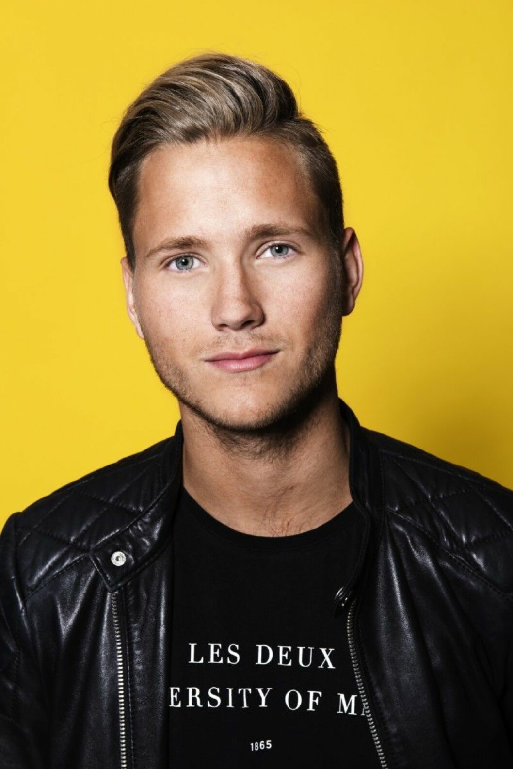Viktor kände sig ofta annorlunda under sin uppväxt.