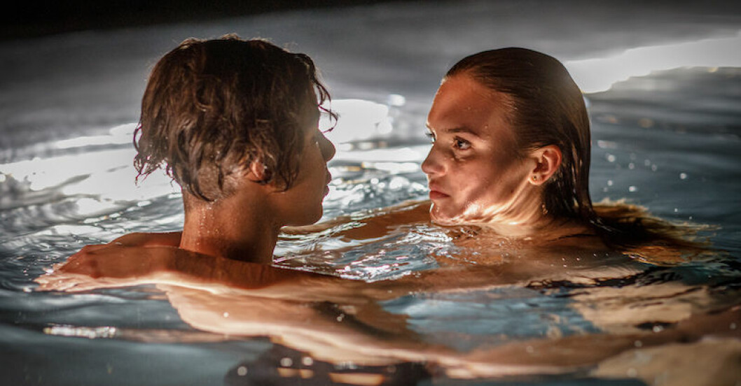Minns du poolscenen? John-John och Elisabeth i poolen.