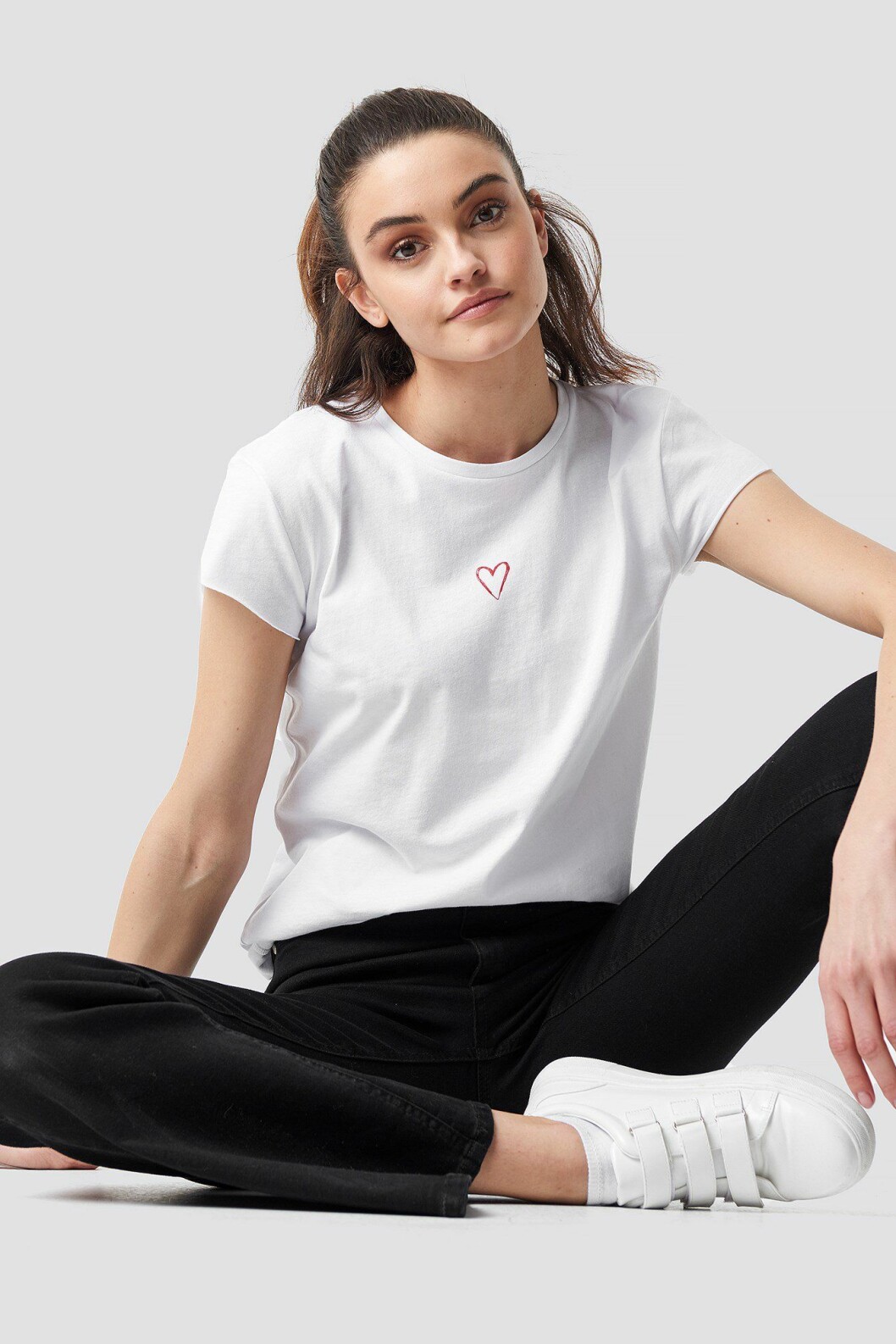 Vit t-shirt med hjärta från Na-kd
