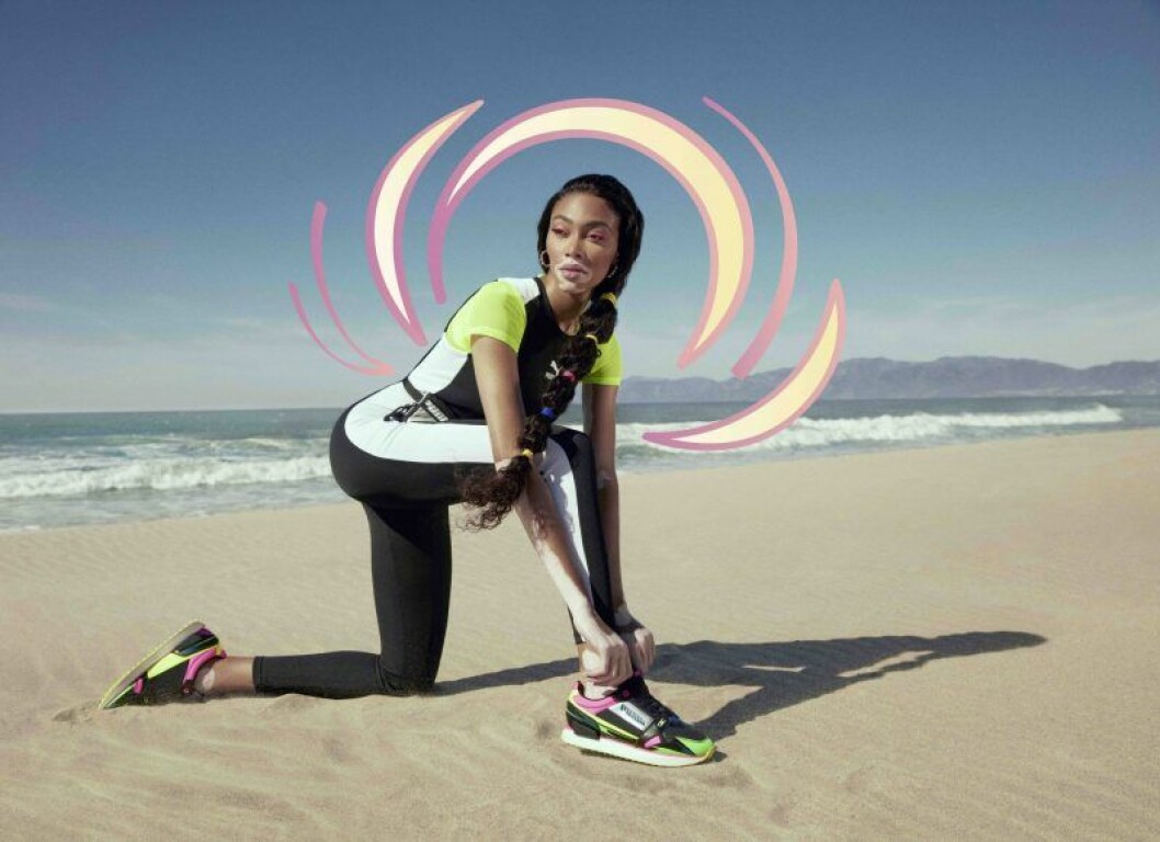 Winnie Harlow har tidigare varit modell för Puma. Nu arbetar företaget än en gång med henne och resultatet får vi se under TikToks modemånad. Winnie Harlow i sportiga kläder på en strand