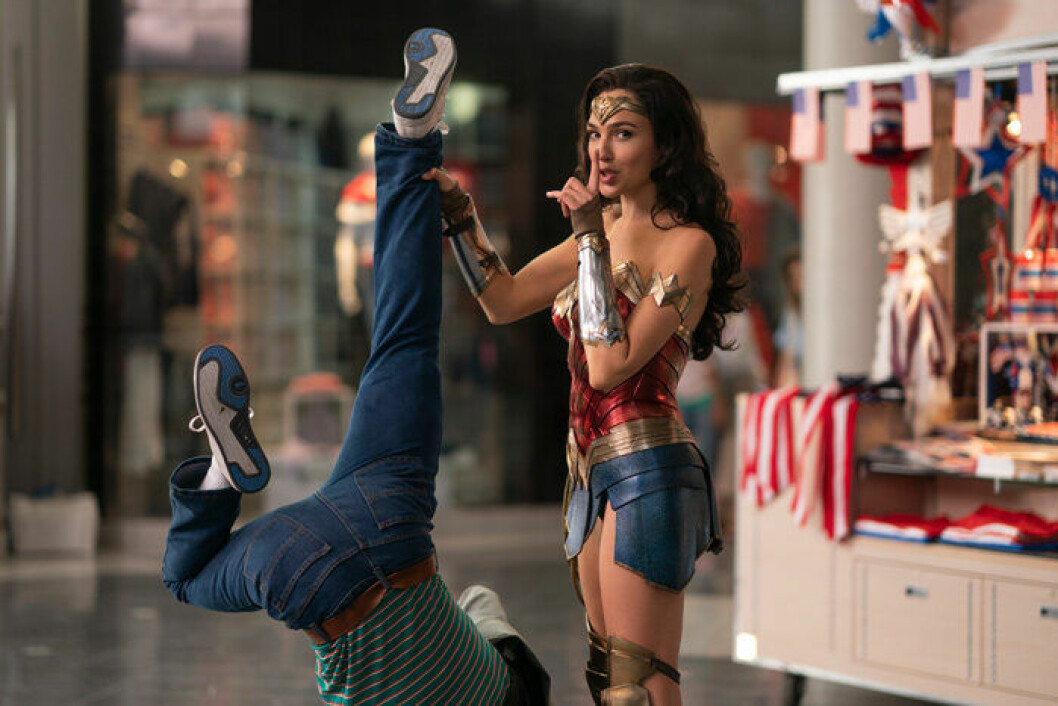Gal Gadot spelar huvudrollen i <em>Wonder Woman 1984</em>. En bild från filmen Wonder Woman 1984 med Gal Gadot.