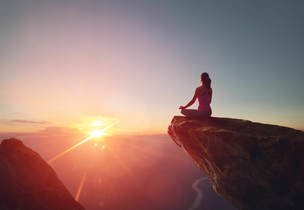Avkopplande yoga på ett berg