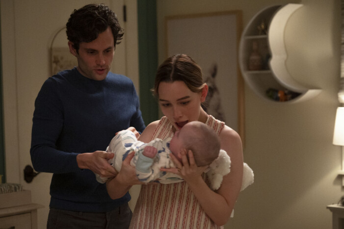 Penn Badgley som Joe och Victoria Pedretti som Love Quinn, med deras lilla son. Penn Badgley och Victoria Predetti i You säsong 3