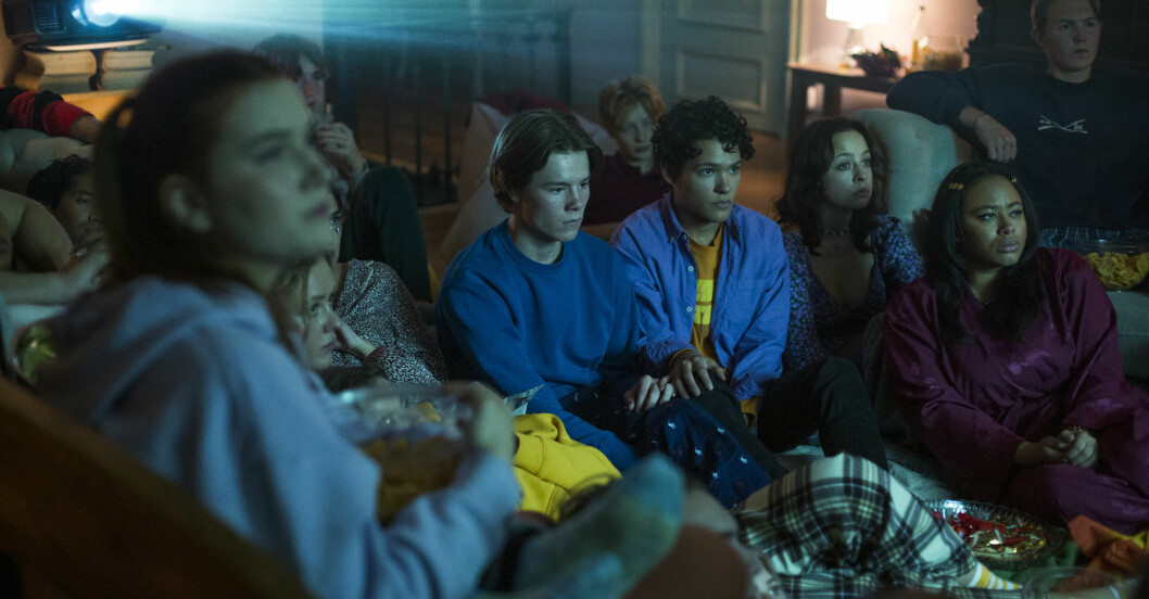 Med de kungliga plikterna på betryggande avstånd får en prins äntligen chansen att hitta sig själv – tills han plötsligt blir kronprins. Snart är det världspremiär för den nya Netflix-serien Young Royals. Detta är allt vi vet om serien – och varför inte spana in den nya trailern här!?