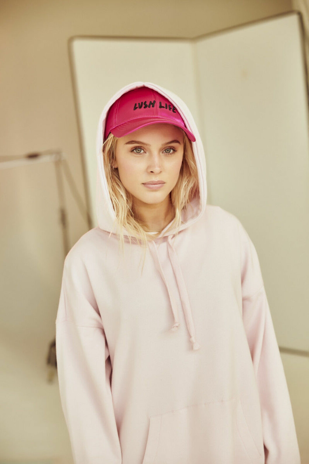 Den 18 maj släpps Zara Larssons kollektion i utvalda butiker och online. Den 18 maj släpps Zara Larsson kollektion i utvalda butiker och online.