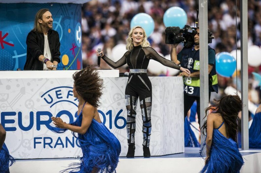 David Guetta och Zara Larsson uppträder med den officiella EM-låten 2016. David Guetta och Zara Larsson sjunger och skrattar