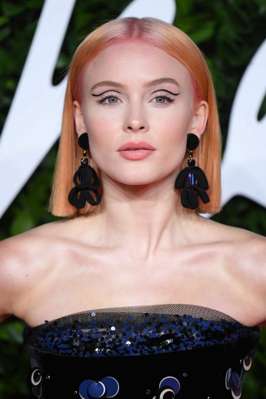 En sann stilikon! Zara Larsson med annorlunda eyeliner och orange hår