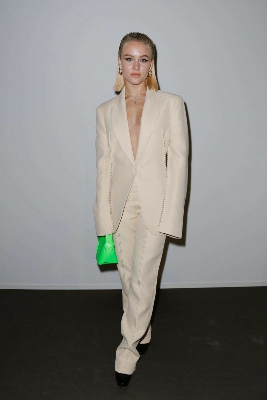 I en ljus oversize kostym på Paris fashion week 2020. Zara Larsson i ljus kostym