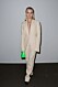 Zara Larsson i ljus kostym