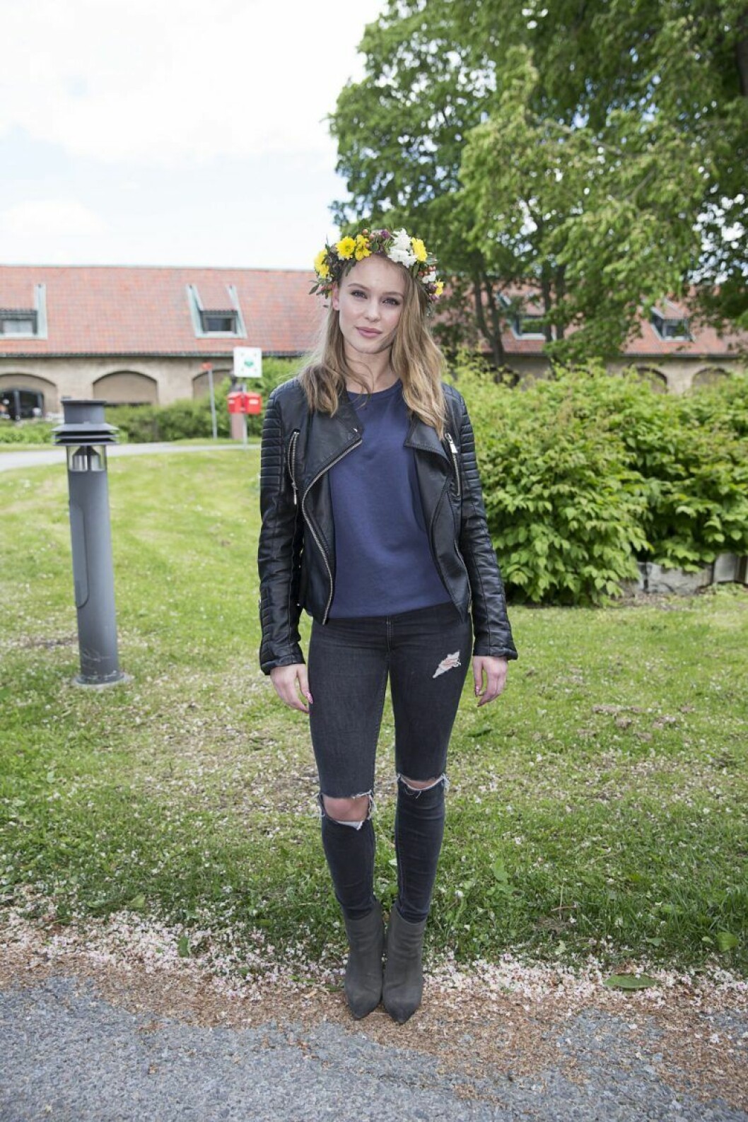 2015 var året då Zara Larsson sommarpratade. Zara Larsson i svart skinnjacka och en blomsterkrans i håret
