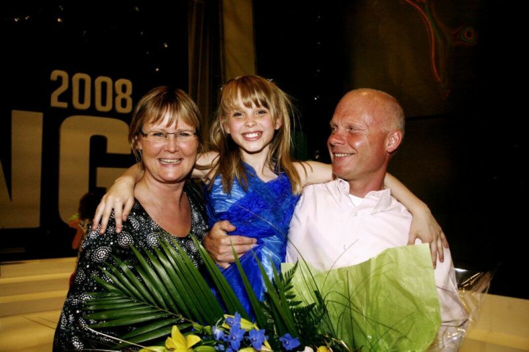 Zara Larsson i <em>Talang</em> 2008. Zara Larsson är glad mellan sina föräldrar