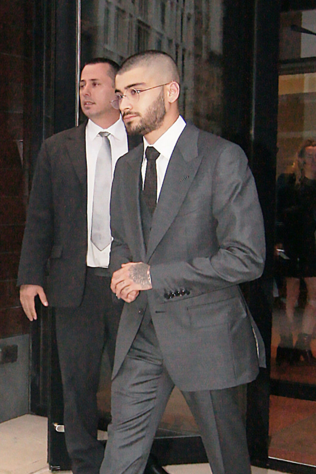 Zayn, som annars ofta bär solglasögon, tar ibland på sig sina ofärgade glas.